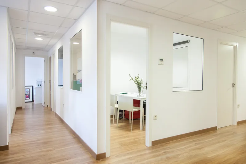 Pasillo de despachos privados en la sede de Benisanó 9