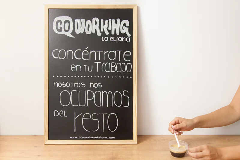 Pizarra escrita a mano: concéntrate en tu trabajo, nosotros nos ocupamos del resto